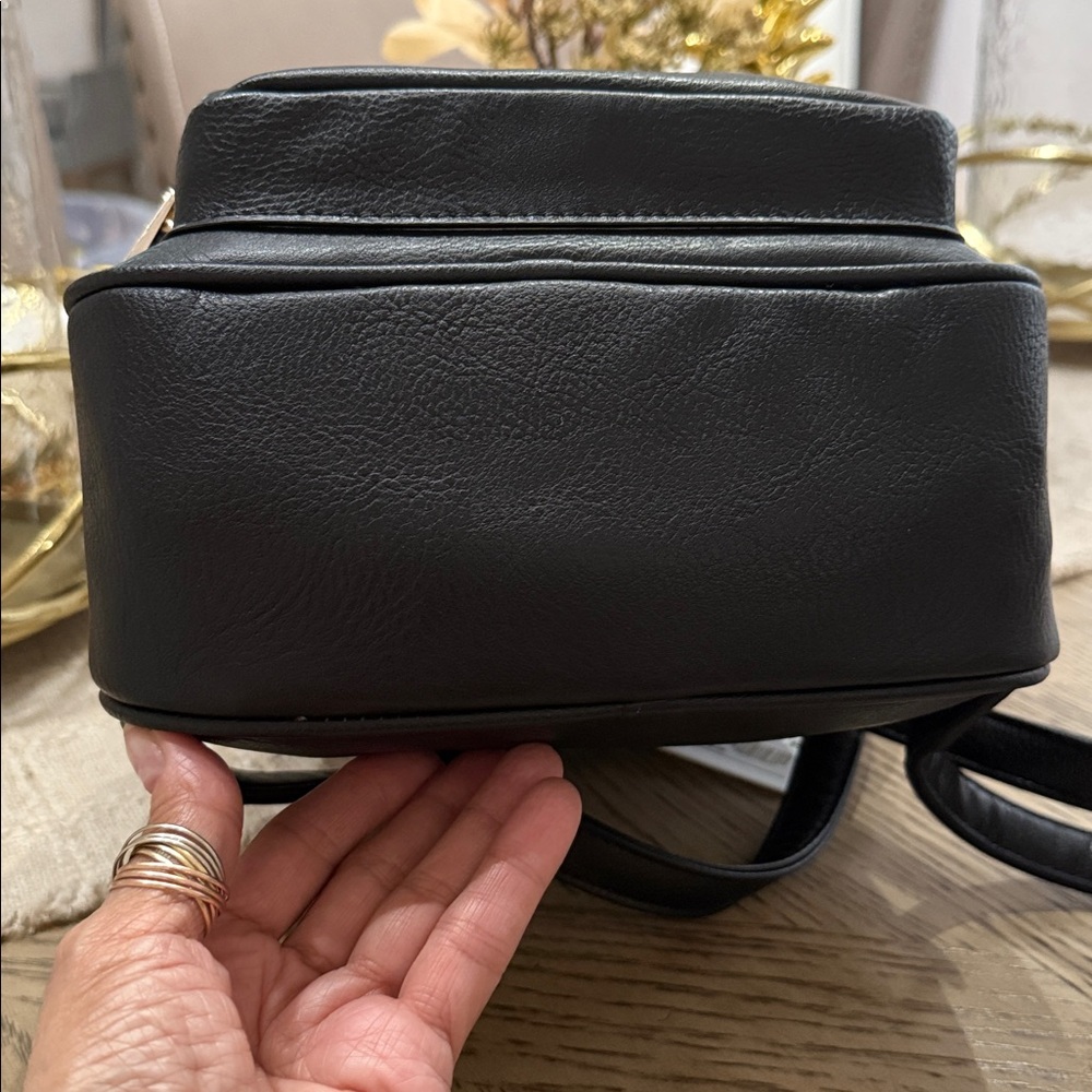 NWT! GUESS Classic Black Backpack💝 - Picture 5 of 7